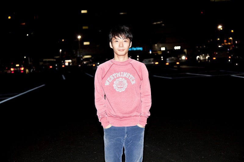 毎週月曜放送、ラジオ番組「RADIPEDIA」（J-WAVE）のパーソナリティを務める星野源。