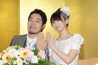 結婚指輪を披露する2人。