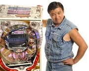 新台「パチンコ シティーハンター ～合言葉はXYZ～」とスギちゃん。