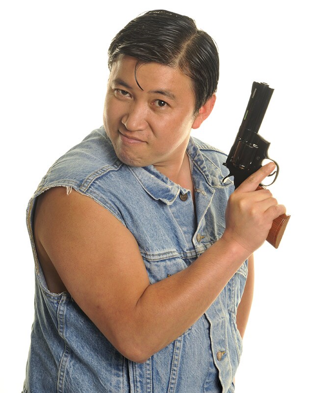 「シティーハンター」の主人公・冴羽獠のようにポーズを決めるスギちゃん。