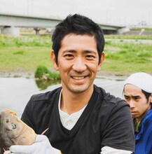 「今夜野宿になりまして」（テレ玉ほか全国8局）にレギュラー出演するアンタッチャブル柴田。(C)2012 チーム今夜野宿