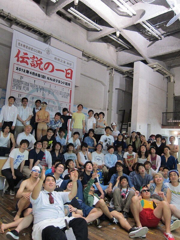 「よしもと若手ばかり ウッキウキの!!夏の単独祭り 2012」集合写真撮影の様子。