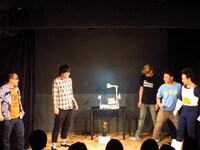 ユーモアの古文書を手に入れるため、伝説のフラワーを動かさなればならないユーモア軍団。