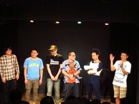 観客に上演の御礼を言うユーモア軍団。