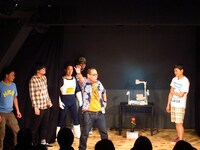 この地を50年守っているユーモア加藤と戦うユーモア軍団。