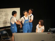 手相を見ようとして手を触るというボケで確保されてしまう高橋。