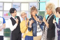 後列の立ち位置から、2人揃ってトークに食い込む千鳥（中央）。