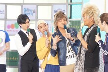 後列の立ち位置から、2人揃ってトークに食い込む千鳥（中央）。