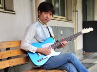 フットボールアワー後藤扮するGO☆TO。7月18日にCD「COME ON BABY!」をリリース。