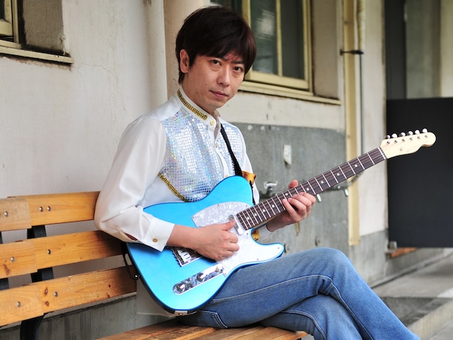 フットボールアワー後藤扮するGO☆TO。7月18日にCD「COME ON BABY!」をリリース。