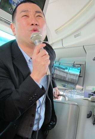 7月14日（土）、15日（日）、16日（月）、3日連続でミステリーバスツアーを行うレイザーラモンRG。写真は3月に東京で行われたバスツアーであるあるを熱唱するRG。