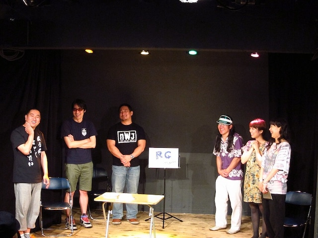 イベントライブ「RGを10倍楽しく見る方法」に出演したレイザーラモンRG、椿鬼奴、掟ポルシェ、高木三四郎、小宮山雄飛（ホフディラン）、しまおまほ。エンディングではRGのサプライズバースデーケーキが登場。