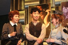 青木さやか、藤井隆、浅丘ルリ子（左から）。