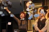 豪快にトランプをまき散らすマジックを披露する青木さやか。