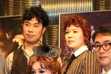 舞台「三谷版『桜の園』」に出演する藤井隆（左）と青木さやか（右）。