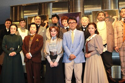 舞台「三谷版『桜の園』」のキャストと、三谷幸喜（前列右から2人目）。