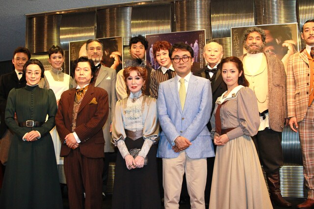舞台「三谷版『桜の園』」のキャストと、三谷幸喜（前列右から2人目）。