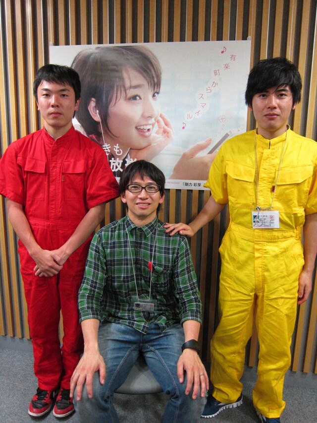 「本村康祐・西岡隼基のオールナイトニッポン0（ZERO）」の企画「シロウト鬼ごっこ　～キ－ワードでつかまえて」を行う本村康祐、西岡隼基、どきどきキャンプ佐藤。写真は“家族写真”風。