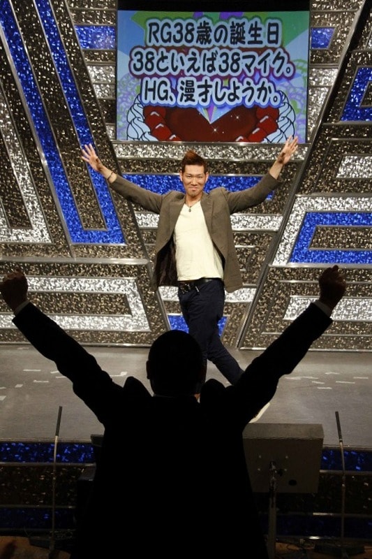 渋谷ヨシモト∞ホールにて行われた「RG38歳の誕生日。38といえば38マイク。HG、漫才しようか。」でコンビ愛を再確認しあうレイザーラモン。(c)藤澤孝代（フォトプロ）