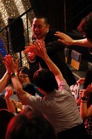 最後あるあるを歌いながら観客たちと喜びの握手を交わすRG。観客たちはC-C-B「Romanticが止まらない」のコーラスで2人を祝福した。(c)藤澤孝代（フォトプロ）