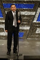 冒頭1人で登場したRG。この後38マイクをハンドマイクに持ち替え、あるあるライブに急きょ変更した。(c)藤澤孝代（フォトプロ）