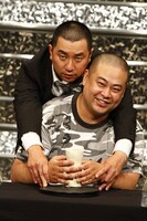 レイザーラモン解散回避を祝し、吉本社員の計らいにより、この2ショットは観客も撮影OKに。(c)藤澤孝代（フォトプロ）