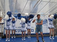 東京・新宿ステーションスクエアにて行われている「アクエリアス ゼロ」階段サンプリングイベントに登場したスギちゃん。