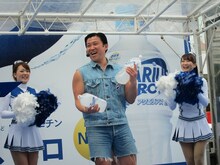 アクエリアス ゼロをダンベル代わりにしてワイルドに筋トレをするスギちゃん。