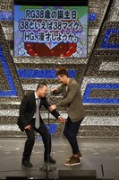 記憶をなくしたRGのためにレイザーラモンの歴史を振り返るHG。ここで2人のオリジナル漫才が生まれた。(c)藤澤孝代（フォトプロ）