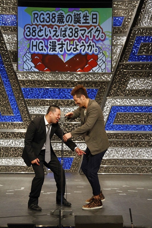 記憶をなくしたRGのためにレイザーラモンの歴史を振り返るHG。ここで2人のオリジナル漫才が生まれた。(c)藤澤孝代（フォトプロ）