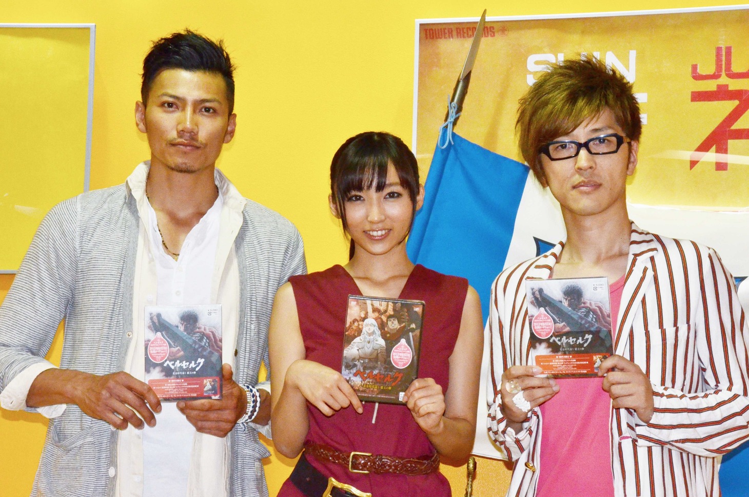 Blu-ray＆DVD「ベルセルク 黄金時代篇I 覇王の卵」発売記念イベントに登場した岩永洋昭（左）、櫻井孝宏（右）と、「ベルセルク」応援団代表・吉木りさ（中央）。