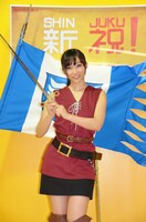 キャスカ風の衣装に身を包み、サプライズゲストとしてイベントに登場した吉木りさ。