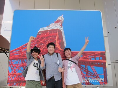 どきどきキャンプ佐藤の企画「シロウト鬼ごっこ　～キ－ワードでつかまえて」開催中の「オールナイトニッポン0（ZERO）」金曜パーソナリティ本村康祐、西岡隼基。最初のリスナーと記念撮影。