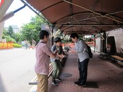 餃子の王将クーポン券と2人のメールアドレスが書かれた名刺を贈呈。