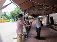 餃子の王将クーポン券と2人のメールアドレスが書かれた名刺を贈呈。