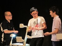 カードを置くだけでボケようとする3人。「ラブパイルダーオン！」（A）、「ラブセッティーング！ヘイ！」（じろう）、「ラブプレイスチョイス！」（高佐）。