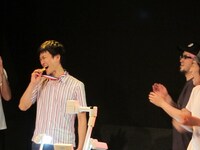 喜びのあまりラブメダルをかじってみせるチャンピオン。