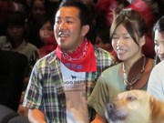 赤いバンダナを持った観客と一緒に記念撮影。