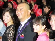 赤いバンダナを持った観客と一緒に記念撮影。