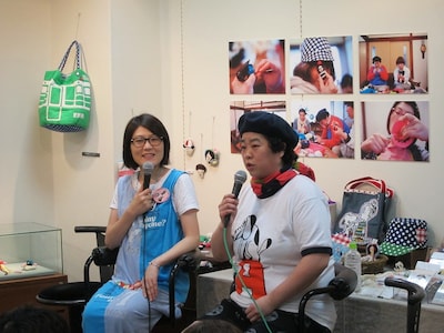 東京・渋谷パルコ B1 LOGOS GALLERYにて行われた「男子がもらって困るブローチ集」（スイッチ・パブリッシング）発売記念のトークイベント＆サイン会に登場した光浦靖子とモリマン・モリ夫。