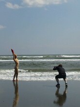 6月12日から26日まで東京・下北沢HIBOU HIBOUにて「ハブ展」を開催するBコース・ハブ。写真はタイツアート撮影のオフショット。(c)フォトプロ