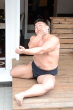 「立ち会いの一撃で陥落した栃東」のモノマネをするあかつ。