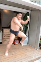 大食い対決を前にスモササイズを披露するあかつ。