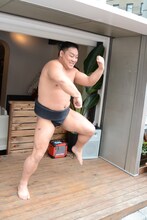 大食い対決を前にスモササイズを披露するあかつ。