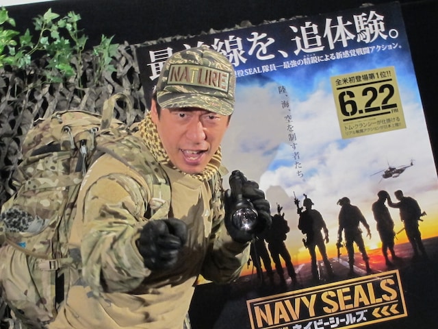 映画「ネイビーシールズ」とイベントに登場したダチョウ倶楽部・寺門ジモン。「すごく喋りたい」と映画を絶賛。