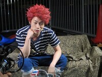 約13年ぶりに「暴ロンブー」の復活配信を行ったロンドンブーツ1号2号・淳。当時のように髪を赤く染めて登場。