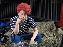 約13年ぶりに「暴ロンブー」の復活配信を行ったロンドンブーツ1号2号・淳。当時のように髪を赤く染めて登場。