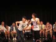 掴みギャグを披露する町のベーカリーズ。