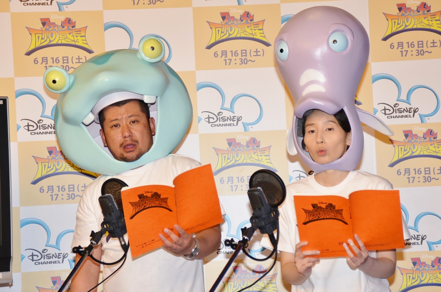 「スティッチと砂の惑星」に声優として出演するケンドーコバヤシ（左）とハリセンボンはるか（右）。