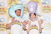 アニメ「スティッチと砂の惑星」に声優として出演するケンドーコバヤシ（左）とハリセンボンはるか（右）。2人は自身とよく似たエイリアン役のキャラウターを演じる。